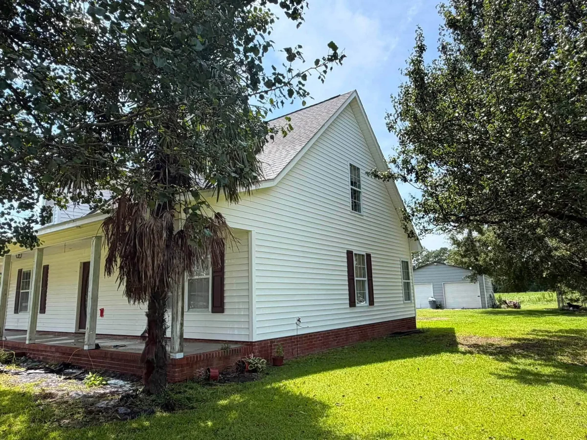 White farmhouse in Jacksonville NC after a full soft wash
